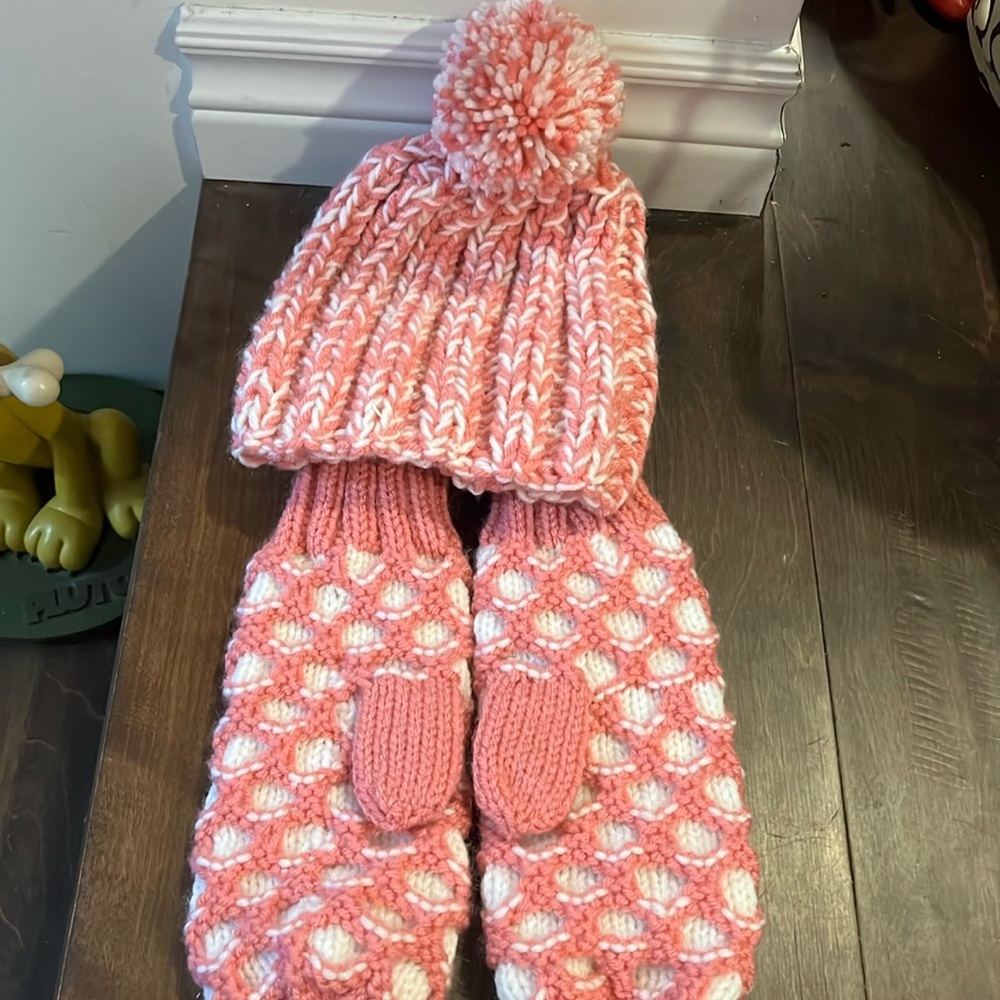 Hand made pink and white hat 👒 and mittens 1  set